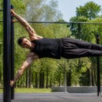 découvrez la calisthénie, l'art du corps en mouvement, et apprenez à maîtriser des exercices de poids corporel pour améliorer force, souplesse et coordination.