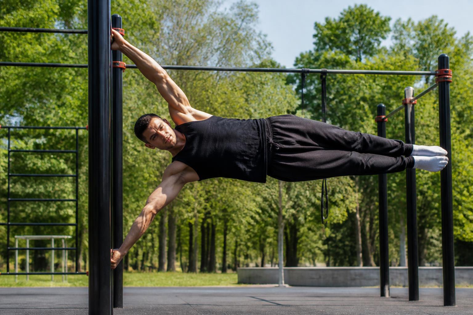 découvrez la calisthénie, l'art du corps en mouvement, et apprenez à maîtriser des exercices de poids corporel pour améliorer force, souplesse et coordination.