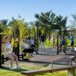 découvrez comment les espaces de fitness en plein air rendent le sport accessible à tous, en favorisant la santé, le bien-être et la convivialité en milieu urbain.