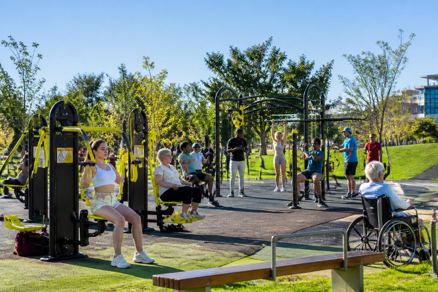 découvrez comment les espaces de fitness en plein air rendent le sport accessible à tous, en favorisant la santé, le bien-être et la convivialité en milieu urbain.