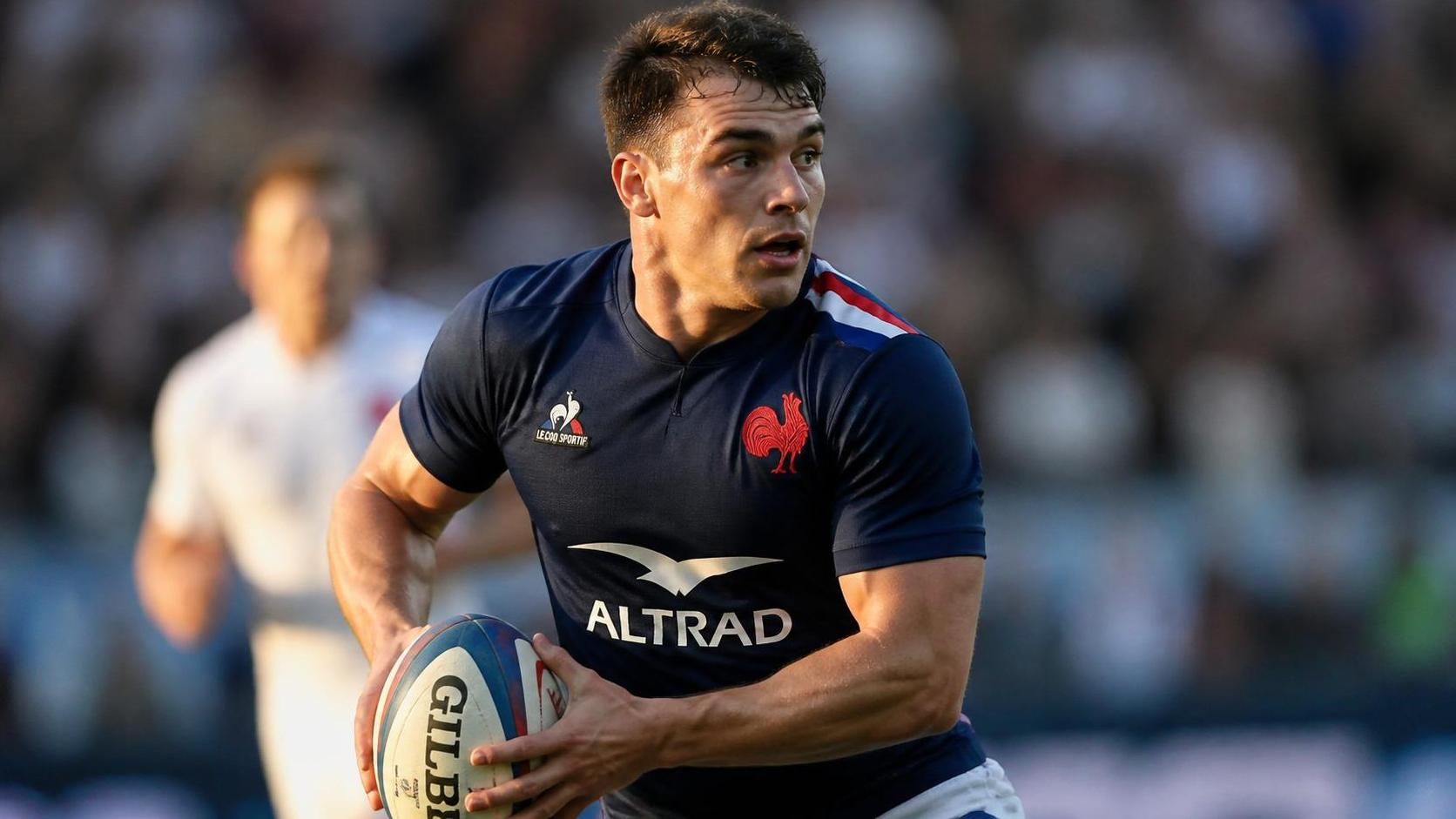 découvrez le poids et la silhouette d'antoine dupont, le champion de rugby, et apprenez comment il maintient sa forme exceptionnelle.